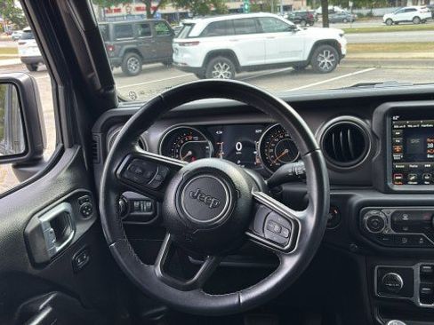 Used 2021 Jeep Gladiator Sport image 13