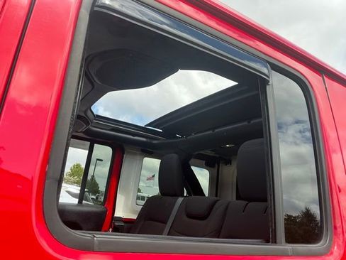 Used 2018 Jeep Wrangler Unlimited Sahara w/ Uconnect 4C Nav & Sound Group AWD/4WD image 34