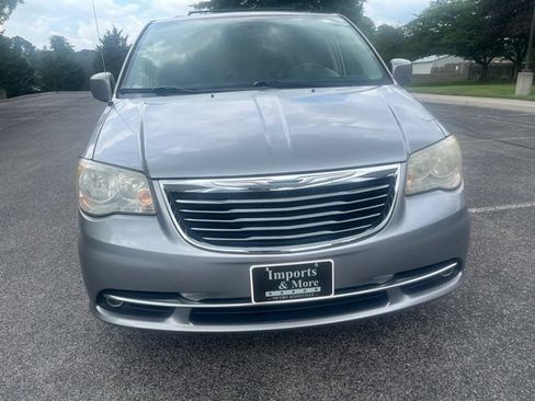 Used 2014 Chrysler Town & Country Touring FWD image 10