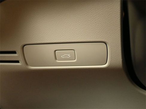 Used 2023 Volvo XC40 B5 Plus w/ Protection Package Premier image 26