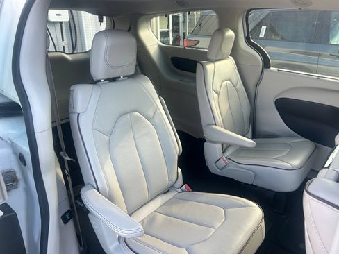 Used 2017 Chrysler Pacifica Limited w/ UConnect Theater Package FWD image 15