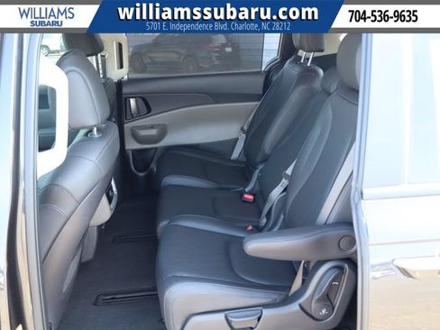 Used 2025 Kia Carnival EX FWD image 32