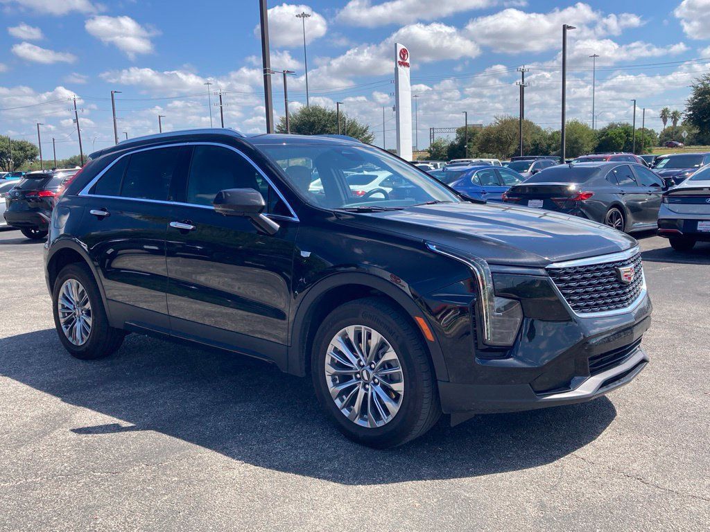 Used 2025 Cadillac XT4 Premium Luxury FWD image 3