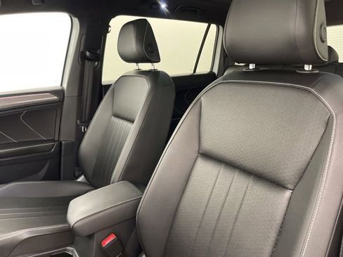 Used 2023 Volkswagen Tiguan SE R-Line image 9