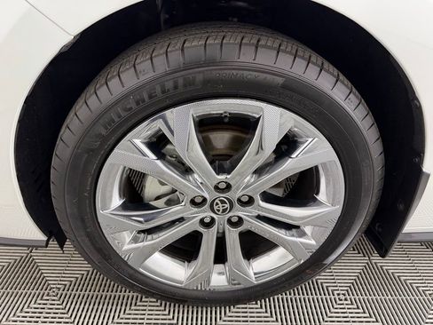 Used 2024 Toyota Sienna Platinum FWD image 11