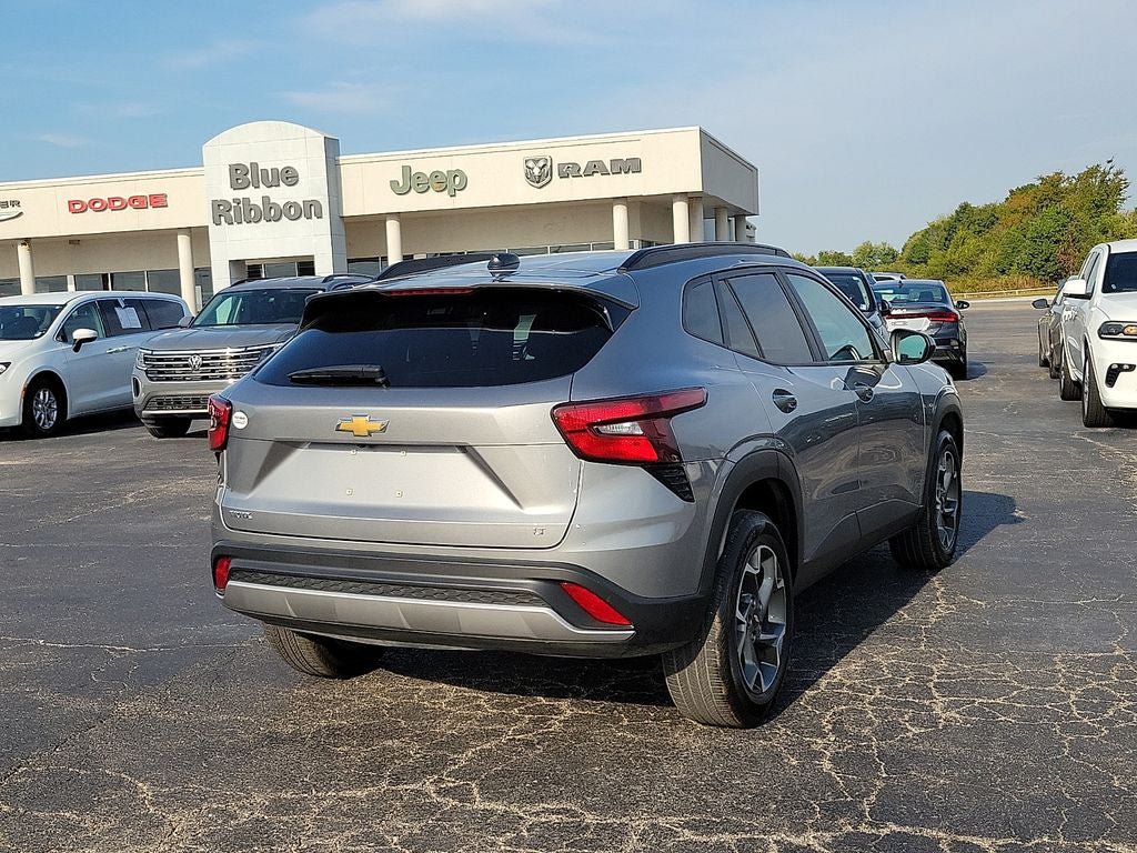 Used 2025 Chevrolet Trax LT w/ LT Convenience Package FWD image 5