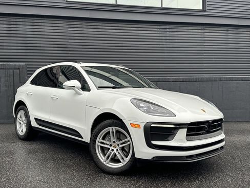 Certified 2025 Porsche Macan image 12
