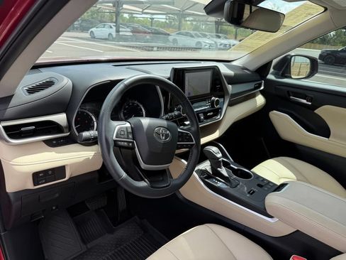 Used 2023 Toyota Highlander XLE FWD image 13