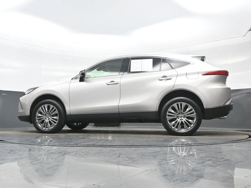 Used 2022 Toyota Venza XLE image 28