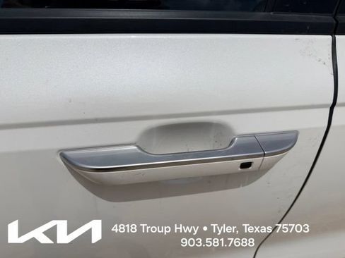 Used 2025 Kia Carnival FWD image 5