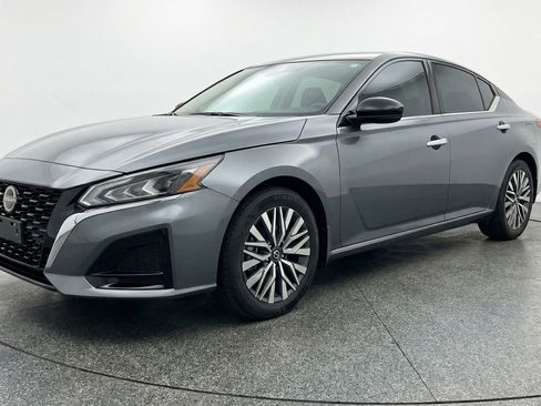 Used 2025 Nissan Altima 2.5 SV FWD image 3