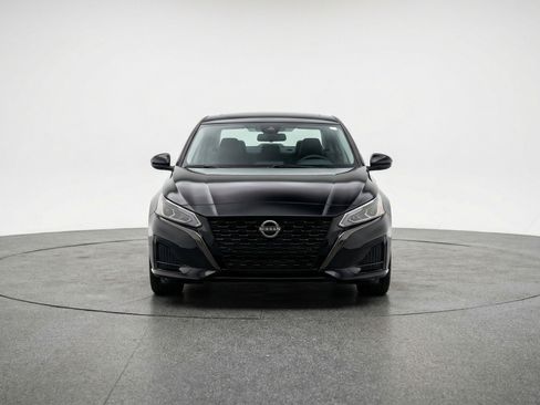 Used 2025 Nissan Altima 2.5 SV FWD image 2