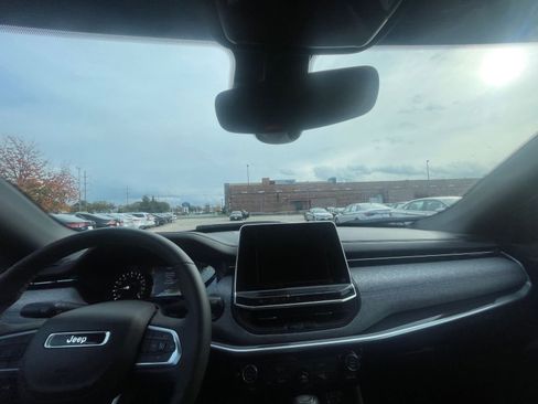 Used 2025 Jeep Compass Latitude image 33