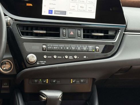 Used 2025 Lexus ES 300h w/ Premium Package image 18