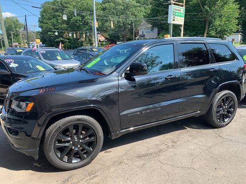 Used 2018 Jeep Grand Cherokee Altitude AWD/4WD image 7
