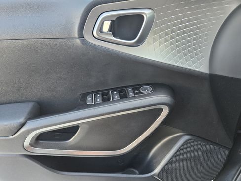 Used 2025 Kia Soul LX w/ LX Technology Package FWD image 23