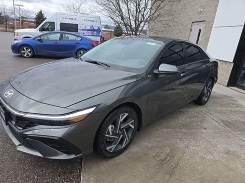 Used 2025 Hyundai Elantra Limited image 3