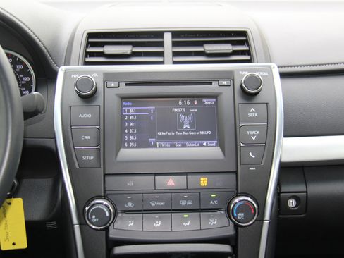 Used 2017 Toyota Camry SE image 14