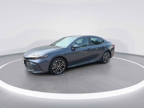 Used 2026 Toyota Camry XLE AWD/4WD image 4