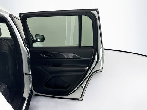 Used 2023 Jeep Grand Cherokee L Laredo image 31