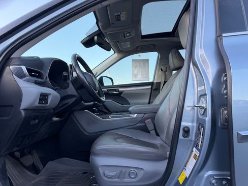 Used 2023 Toyota Highlander Limited FWD image 5