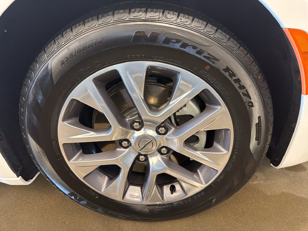 Used 2024 Chrysler Pacifica Pinnacle FWD image 23