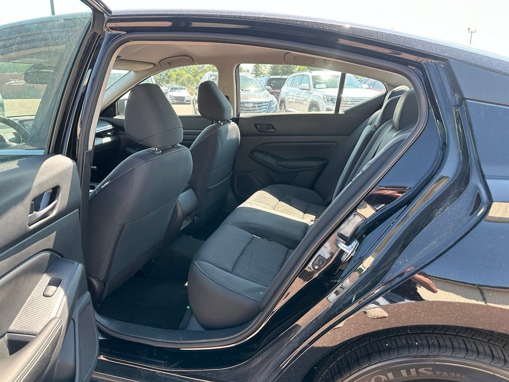Used 2025 Nissan Altima 2.5 SV AWD/4WD image 21
