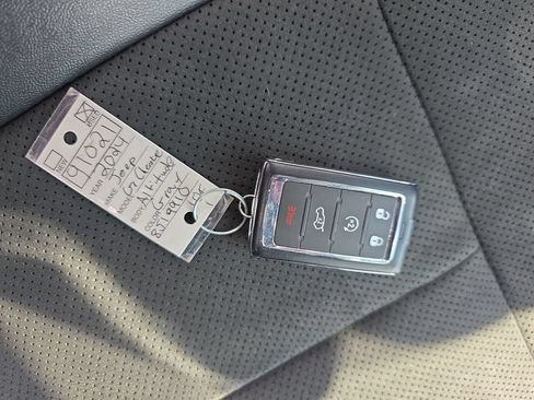 Used 2024 Jeep Grand Cherokee Altitude AWD/4WD image 34