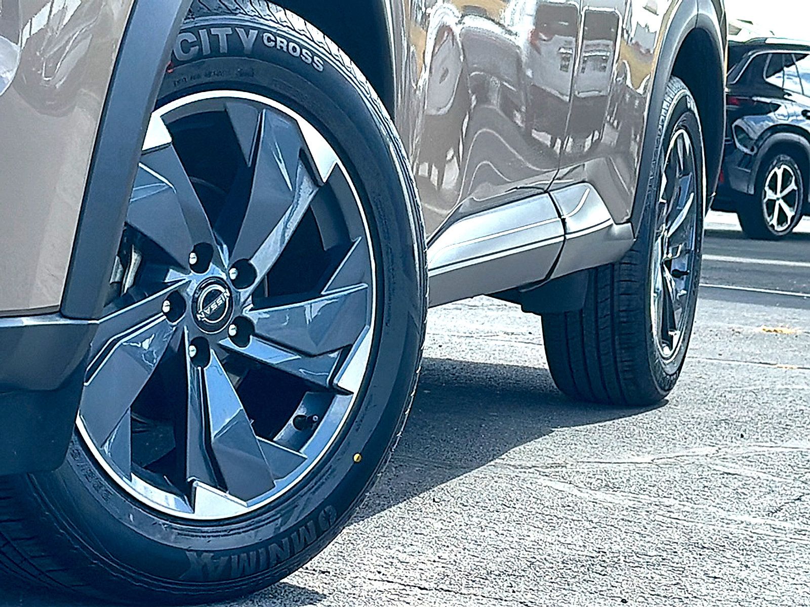 Used 2025 Nissan Rogue SV FWD image 3