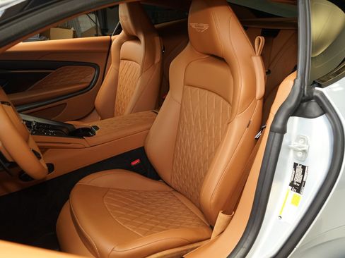 Used 2025 Aston Martin DB12 Coupe RWD image 17