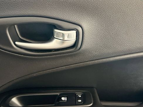 Used 2018 Jeep Compass Latitude w/ Cold Weather Group image 32