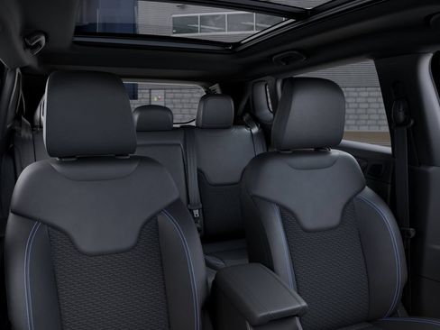 New 2025 Jeep Compass Latitude w/ Sun & Sound Group AWD/4WD image 27