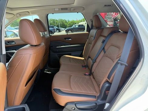 Used 2023 Nissan Pathfinder Platinum w/ Cargo Package AWD/4WD image 28