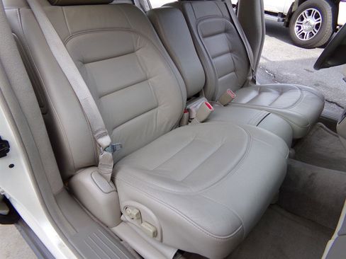 Used 2003 Cadillac De Ville Sedan w/ Comfort & Convenience Package image 25