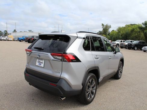 Used 2022 Toyota RAV4 XLE Premium image 7