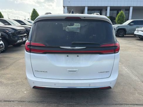 Used 2023 Chrysler Pacifica Limited FWD image 6