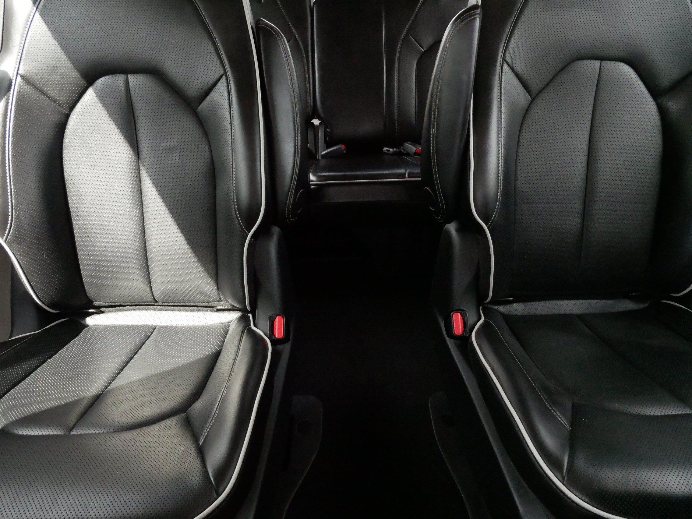 Used 2022 Chrysler Pacifica Limited w/ Uconnect Theater Family Group FWD image 13