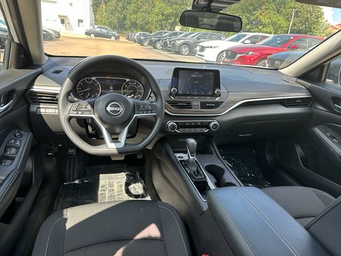 Used 2025 Nissan Altima 2.5 SV image 10
