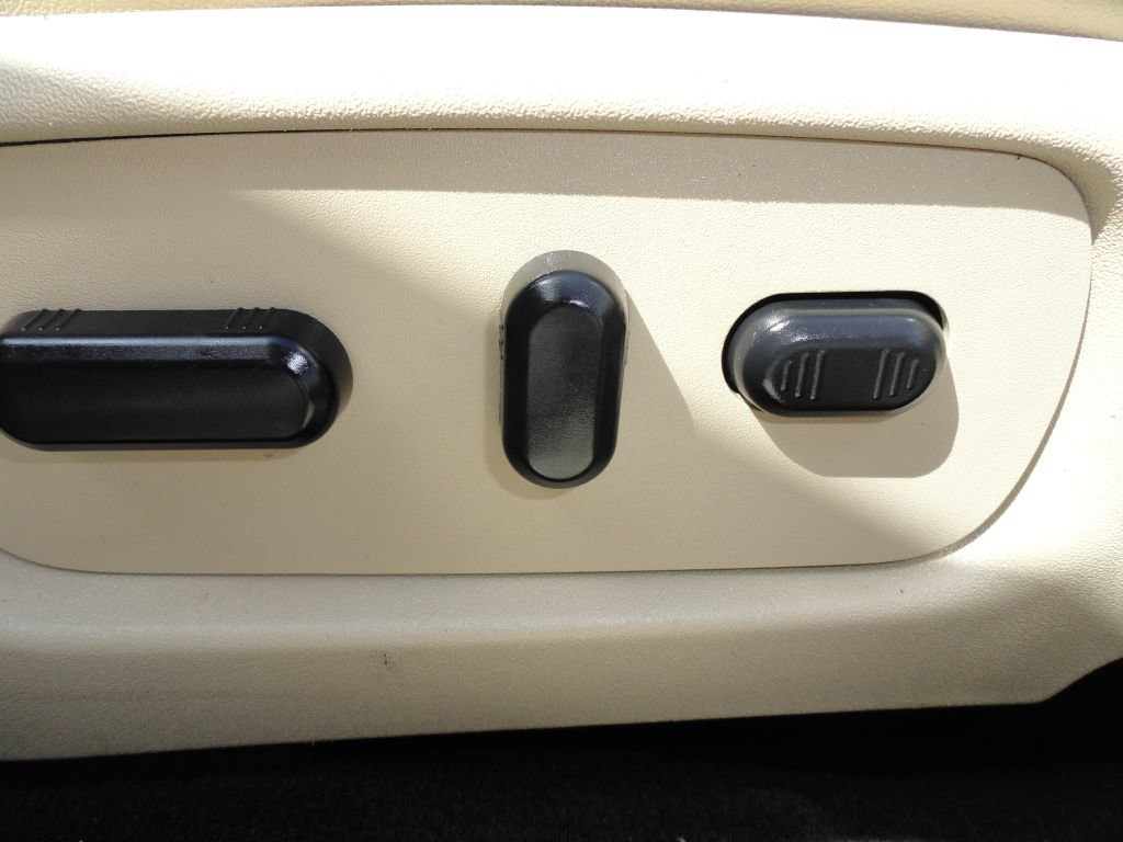 Used 2015 Ford Taurus Limited w/ Equipment Group 301A FWD image 22