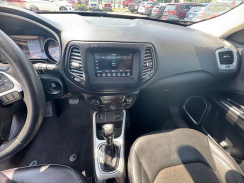 Used 2021 Jeep Compass Latitude FWD image 10