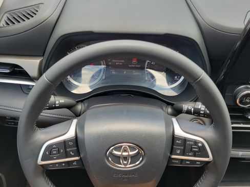 Used 2023 Toyota Highlander LE FWD image 23