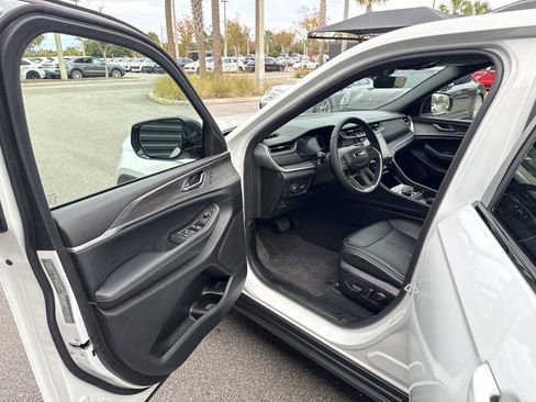 Used 2025 Jeep Grand Cherokee Limited w/ Black Appearance Package image 20