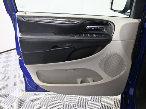 Used 2019 Dodge Grand Caravan SE w/ UConnect Hands-Free Group image 19