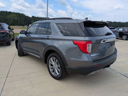 Used 2022 Ford Explorer XLT w/ Equipment Group 202A image 6