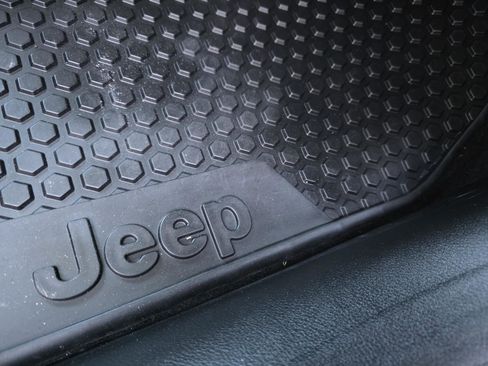 Used 2019 Jeep Renegade Latitude w/ Cold Weather Group image 25