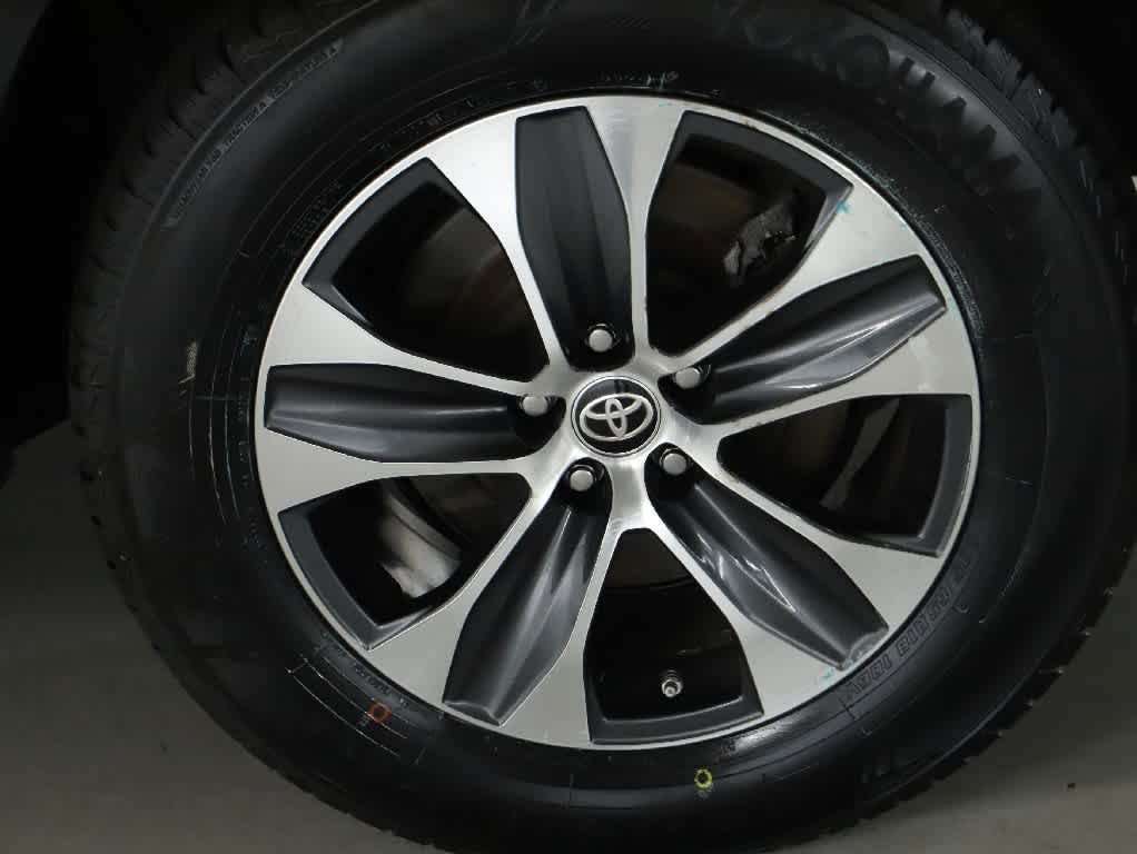 Used 2024 Toyota Highlander XLE AWD/4WD image 40