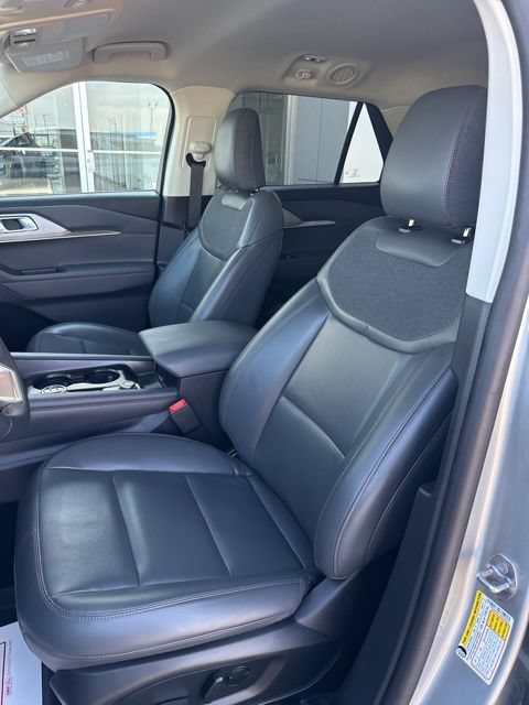 Used 2025 Ford Explorer Active w/ Active Comfort Package AWD/4WD image 11