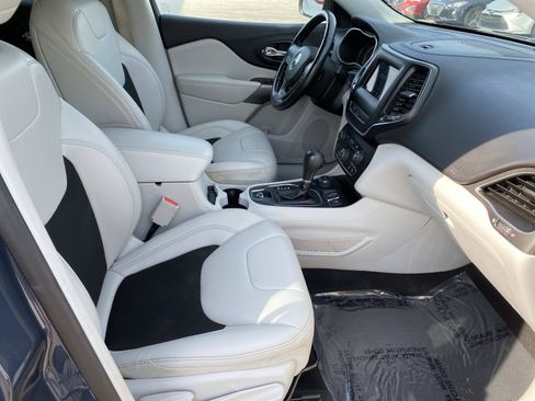 Used 2020 Jeep Cherokee Latitude Plus w/ Comfort/Convenience Group AWD/4WD image 22