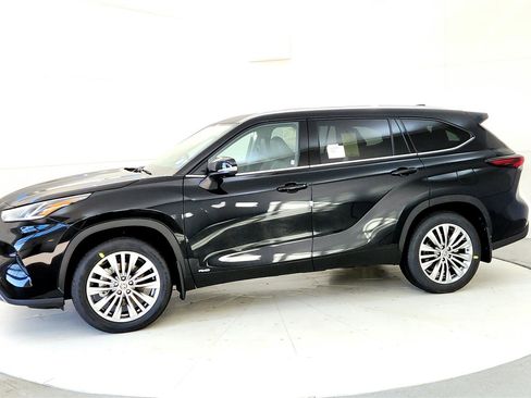 New 2026 Toyota Highlander Platinum image 3