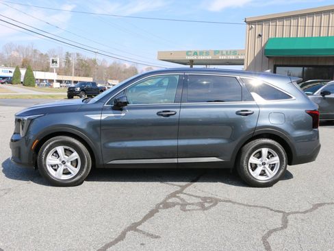 Used 2024 Kia Sorento LX image 2